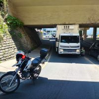 Caminhão entalou no viaduto da rua 3700  