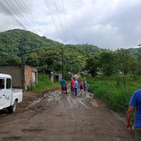 Circulação de caminhões deixa rua intransitável