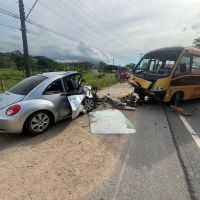 Motorista sem cinto de segurança morre em acidente com ônibus escolar