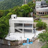 Morro da Cruz continua abandonado no auge do verão