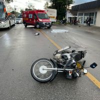 Motociclista cai em pista e morre atropelado por ônibus escolar