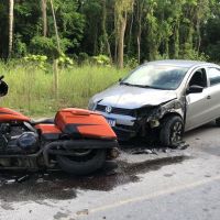 Acidente entre carro e Harley-Davidson deixa menina de 10 anos ferida