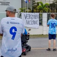 Torcidas organizadas do Barra protestam em frente à Federação