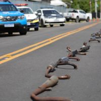 Policiais destroem centenas de escapes de motoqueiros barulhentos