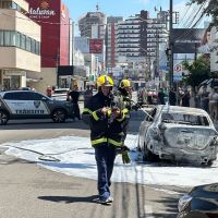 Urgente: Carro pega fogo em frente à igreja Luterana