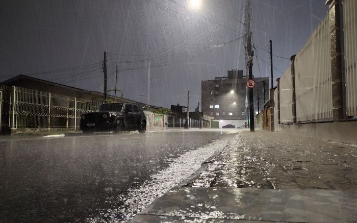 Previsão é chuva forte por uma hora (Foto: Fran Marcon)