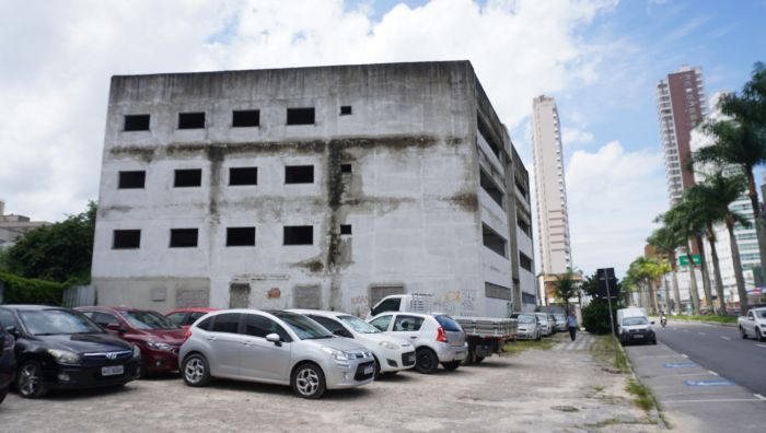 Construção já foi alvo de furtos e hoje sofre com a ação do tempo e de vândalos (Foto: João Batista)