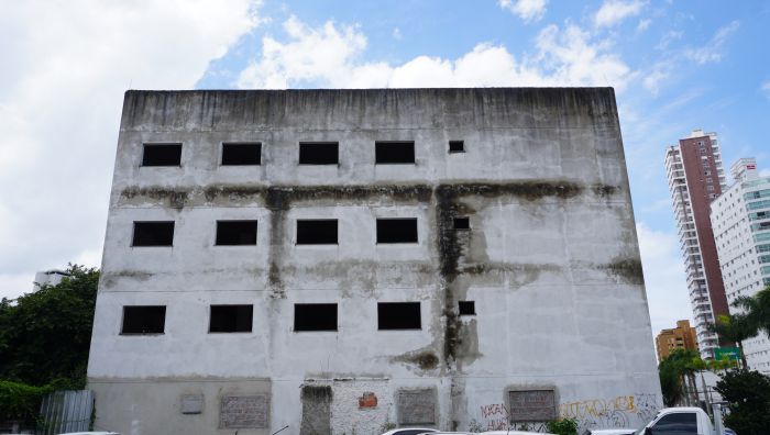 Complexo policial, abandonado desde 2018, vai precisar de mais de R$ 3 milhões pra finalização (Foto: João Batista)