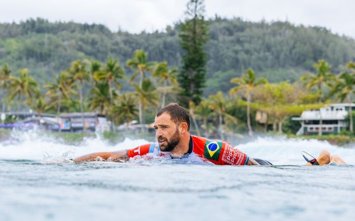 Alejo se juntou a outros sete brasileiros na terceira fase. Foto: Brent Bielmann/WSL