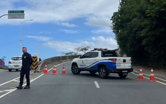 Motociclista perdeu o controle e bateu em um poste (Foto: Divulgação/PMBC)