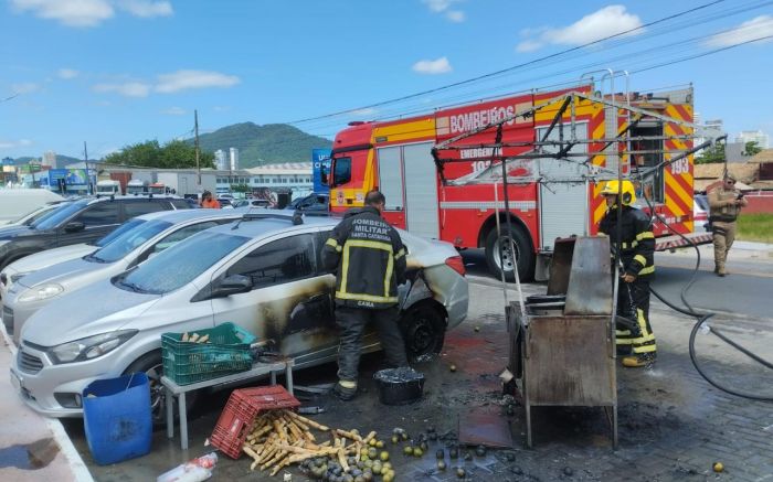 Fogo atingiu também pneu de carro estacionado (Foto: Divulgação CBMSC)