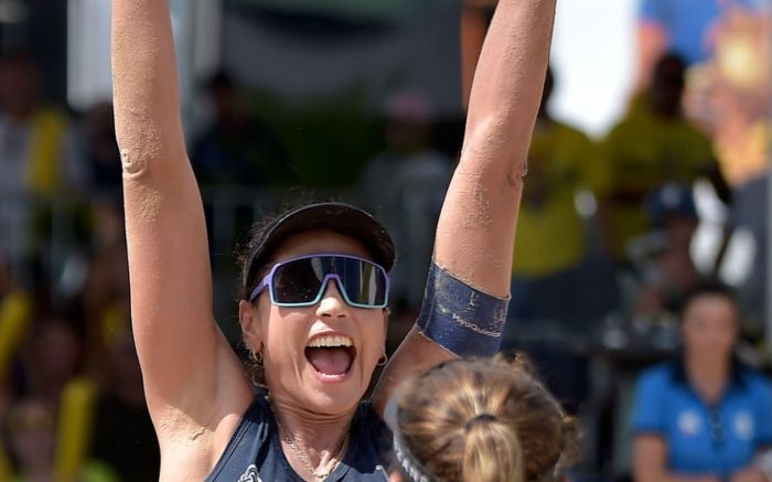 Carol Solberg e Rebecca conquistaram o título do Top 16 no feminino (Divulgação/CBV)