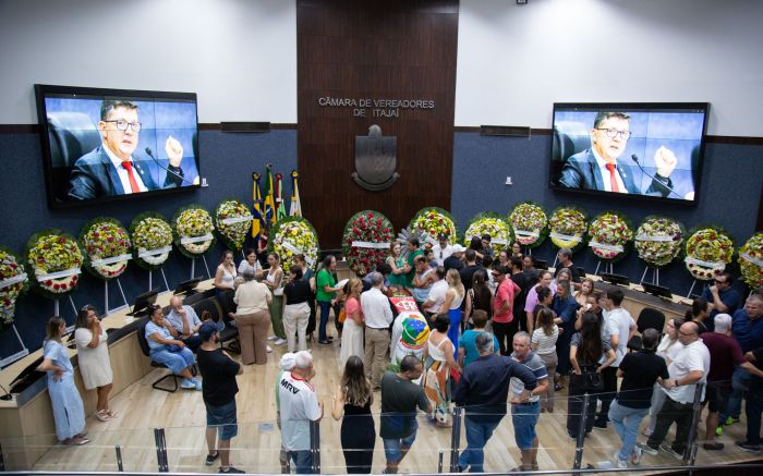 Velório foi na câmara de vereadores (Foto: Davi Spuldaro)