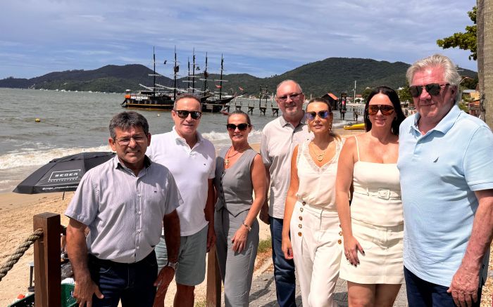 Na foto, da esquerda para a direita: Joel Lucinda, prefeito de Porto Belo, Domingos  Casemiro Pinheiro e Eliane Babinski (Barco Pirata BC), Errol Bogo, Patricia Tedesco, Juliana Tedesco e Carlinho Bogo (Parque Unipraias) (Foto: Divulgação)