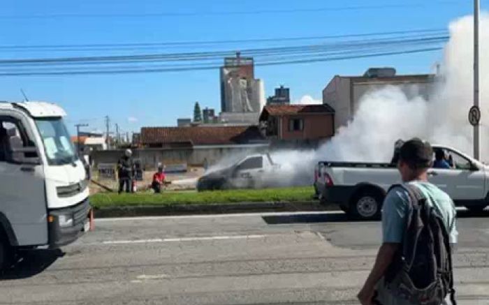 Carro pegou fogo na principal avenida do bairro Cordeiros (Foto: Reprodução)