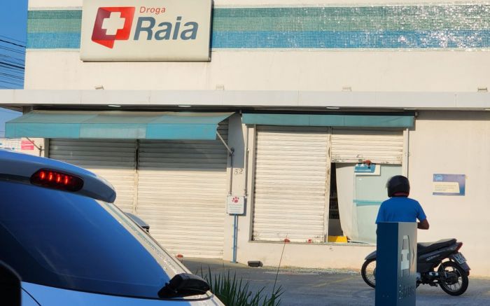 Porta foi danificada para os bandidos entrarem na loja (Foto: leitor)