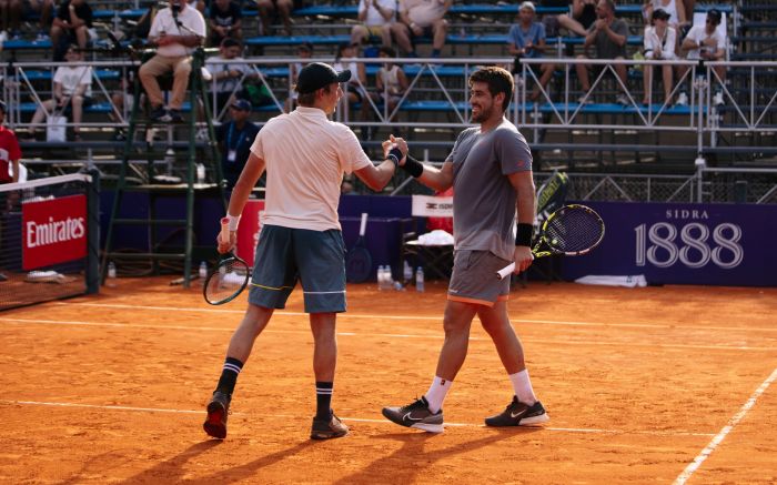 Orlando Luz (de cinza) joga ao lado do francês Gregoire Jacq (Argentina Open)