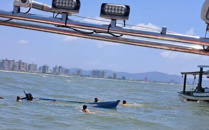 Barco rebocou bateira até o rio Itajaí-açu (Foto: Divulgação CBMSC)