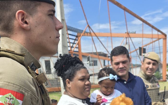 A família voltou ao local para agradecer aos PMs (foto: a ver com o Major)