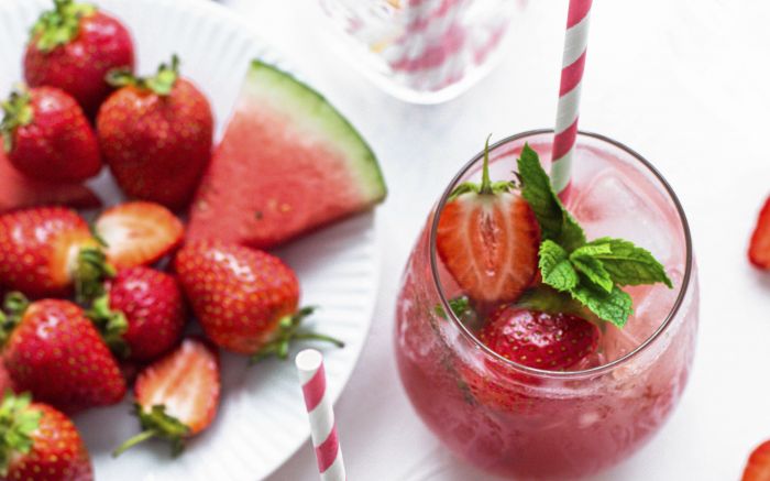 Frutas, vegetais e líquidos refrescantes são essenciais para hidratar o corpo e fortalecer a imunidade (Foto: Envato)