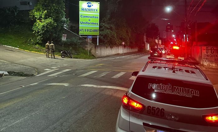 Motociclista atingiu uma árvore na descida do Morro da Cruz (Foto: Divulgação/PMSC)