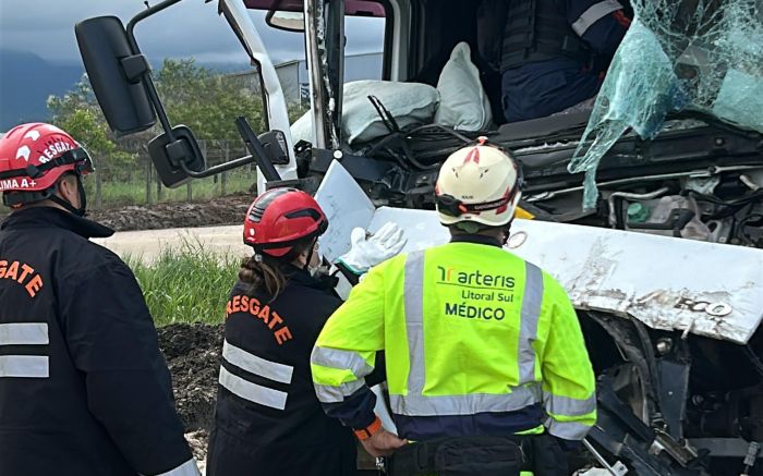 Um dos motoristas foi socorrido de helicóptero  (Foto: Reprodução)