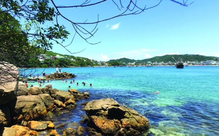 Bombinhas é a praia queridinha da nossa região ( foto: divulgação - Praia da Sepultura)