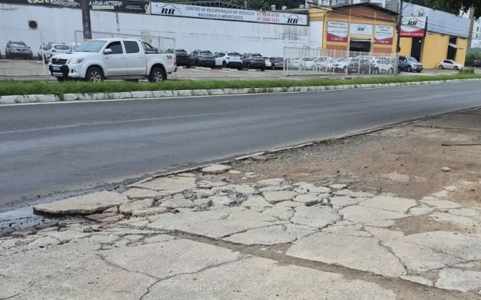 Idosos estão com dificuldades de passar pelo local, diz a denunciante (Foto: Leitora)