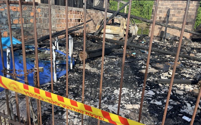 Fogo se alastrou rapidamente pelas casas, mas ninguém ficou ferido (Foto: Anderson Davi)