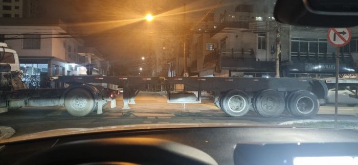 Morador reclama que caminhões trancam a avenida diariamente (Foto: Leitor)