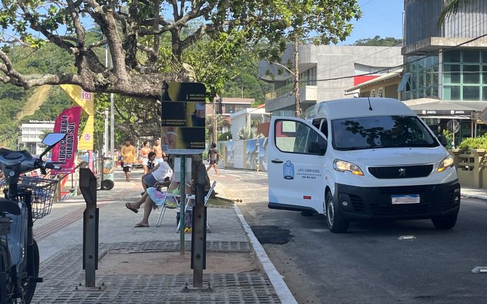 Reportagem flagrou a ciclofaixa sendo usada por carros nesta quarta-feira (Foto: Anderson Davi)