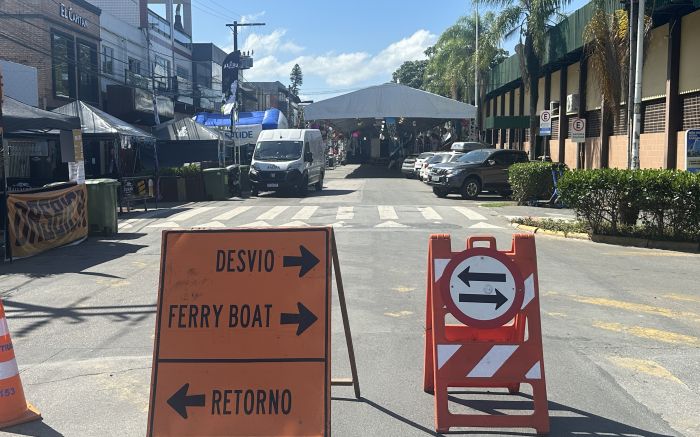  Palco e tendas foram instalados até a altura da rua Joinville, no centro 
(Foto: Anderson Davi)