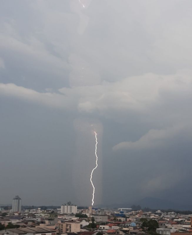 Leitor flagrou raios no céu do São Vicente (foto: leitor Chico)