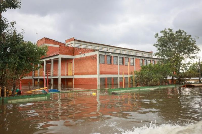 Eventos climáticos extremos deixaram mais de 1 milhão de estudantes brasileiros sem aulas em 2024. No Rio Grande do Sul, por exemplo, as enchentes afetaram 741 mil alunos, principalmente em Canoas, onde muitas escolas ficaram debaixo d’água (Foto: Alisson Moura / Prefeitura de Canoas)