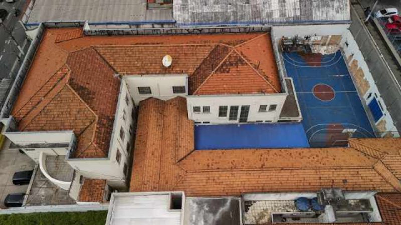 A especialista em conforto ambiental, Larissa Azevedo, aponta que “não tem ninguém efetivamente olhando se a parede da escola tem um bom isolamento térmico” (Foto: José Cícero/Agência Pública)