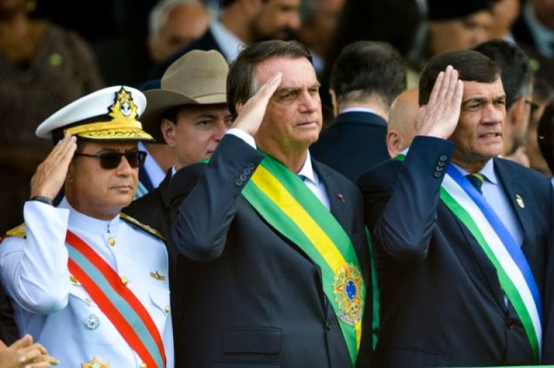 O comandante da Marinha, Almirante Almir Garnier Santos (à esq), o ex-presidente Jair Bolsonaro (centro), e o ex-ministro da Defesa, Paulo Sérgio Nogueira (à dir)