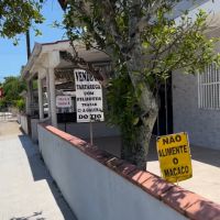 Morador da Prainha instala placas com pegadinhas e faz sucesso na internet