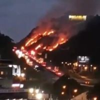 Morro das Calotas pega fogo em Itapema