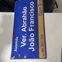 Vândalos tentam furtar placas de ruas e são presos