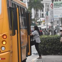 Senhora passa mal e quase desmaia por causa de calor no ônibus da Praiana