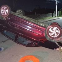 Motorista capota carro e foge a pé