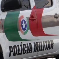 Motociclista bate em viatura, tenta fugir, mas é preso