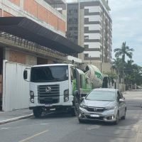 Caminhões de construtora ocupam rua movimentada da Fazenda