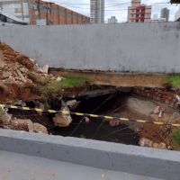 Pracinha feita sobre o ribeirão da Caetana vai pro fundo