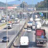 BR 101 tem 12 km de filas em Itajaí