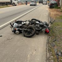 Acidente entre carro e duas motos deixa feridos na rodovia Jorge Lacerda