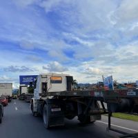 Engavetamento com quatro carros bloqueia BR 101