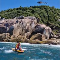 Homem é resgatado ao cair de costão e ficar preso em pedra da praia de Quatro Ilhas