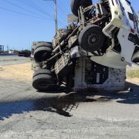 Caminhão "capota, mas não cai" na BR 470