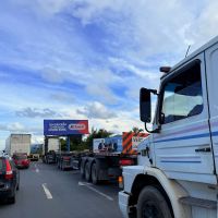 Faixa da esquerda é liberada após batida entre dois carros na BR 101